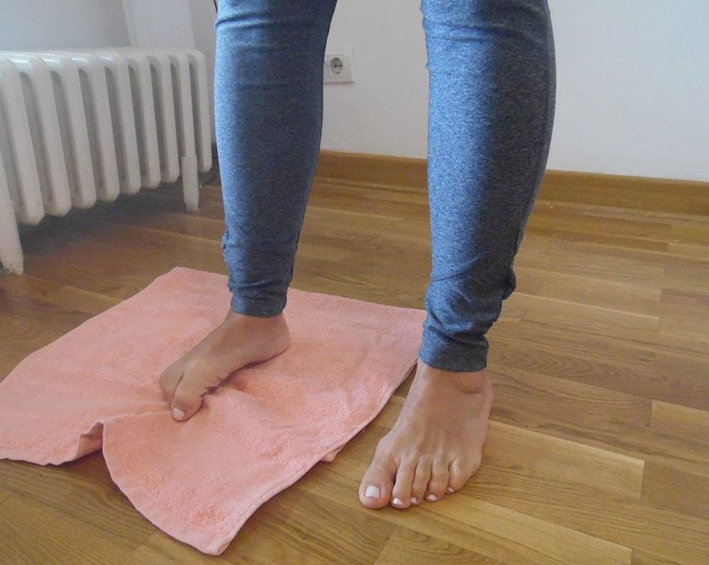 حرکت جمعکردن حوله با پا