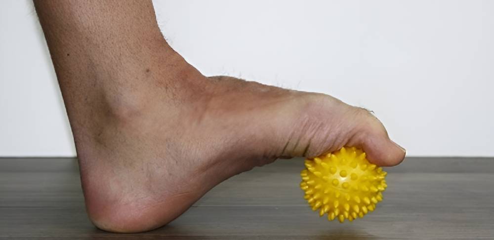 تمرین فشردن توپ برای اصلاح قوس زیاد کف پا