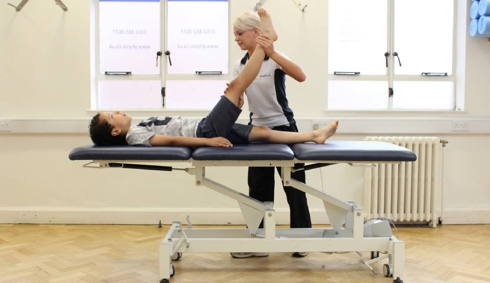 فیزیوتراپی و حرکات کششی برای درمان بیماری ازگود اشلاتر