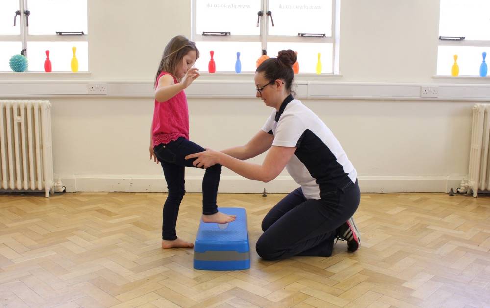 فیزیوتراپی برای درمان راه رفتن روی پنجه پا