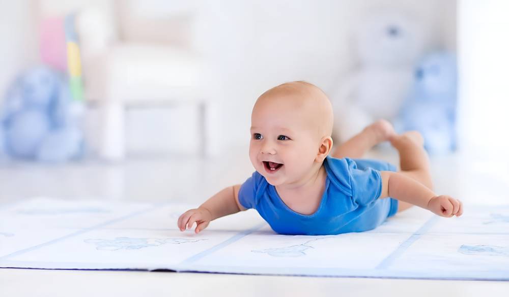 قرار دادن نوزاد در حالت درازکش روی شکم برای درمان صافی سر نوزاد