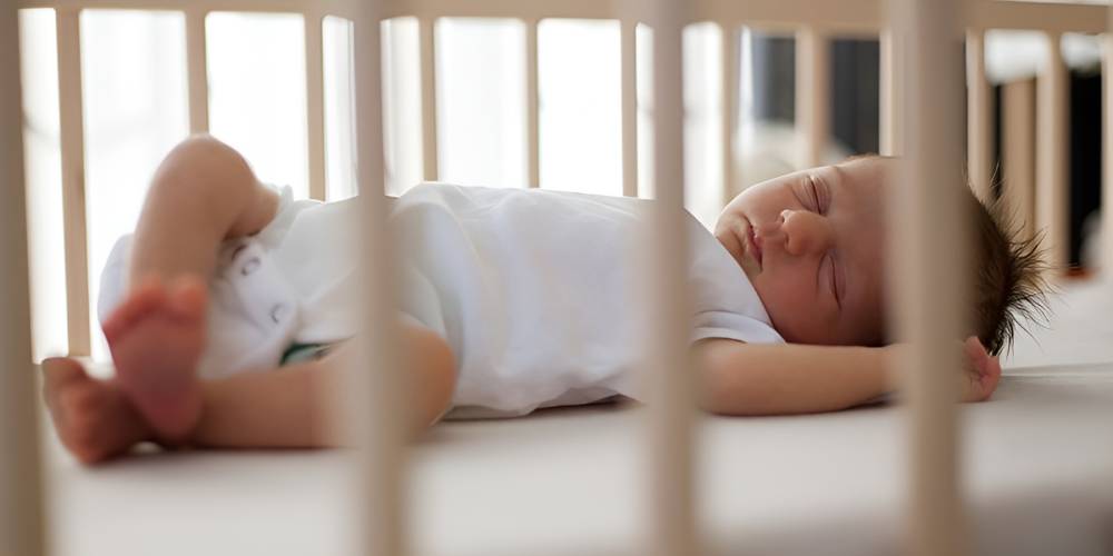 نحوه صحیح خواباندن کودک برای درمان صافی سر نوزاد